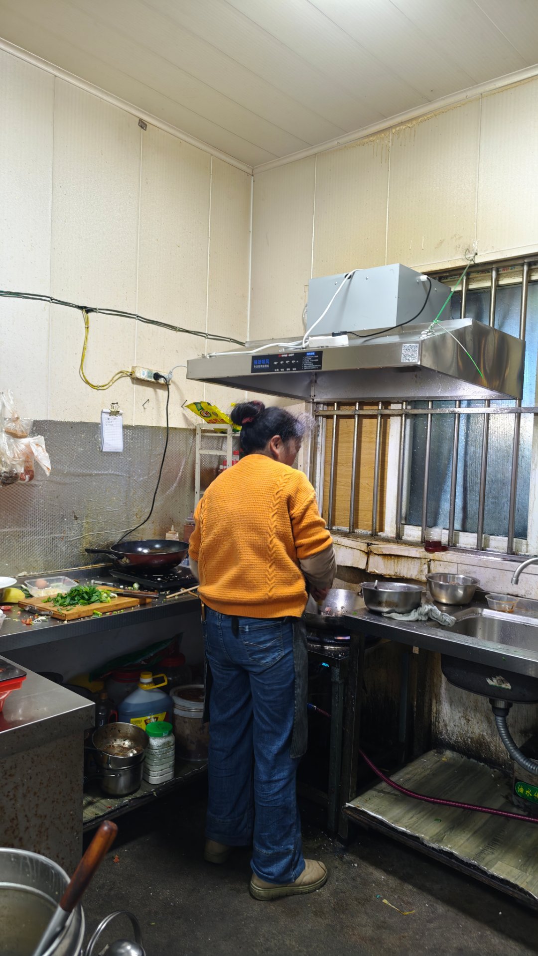在腾冲一家小餐厅吃晚饭，整个餐厅大姐一个人操持，她一个炒菜，一个人做服务员，真不