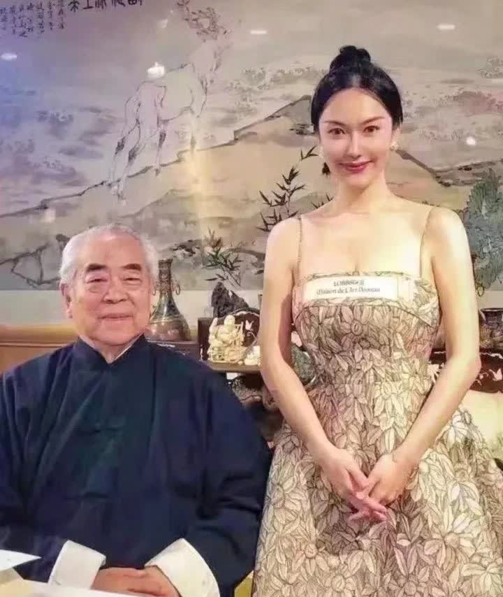 网上疯传，画家范曾被小老婆徐萌与继子联手欺骗，连他女儿都出来发声，消息闹得沸沸扬