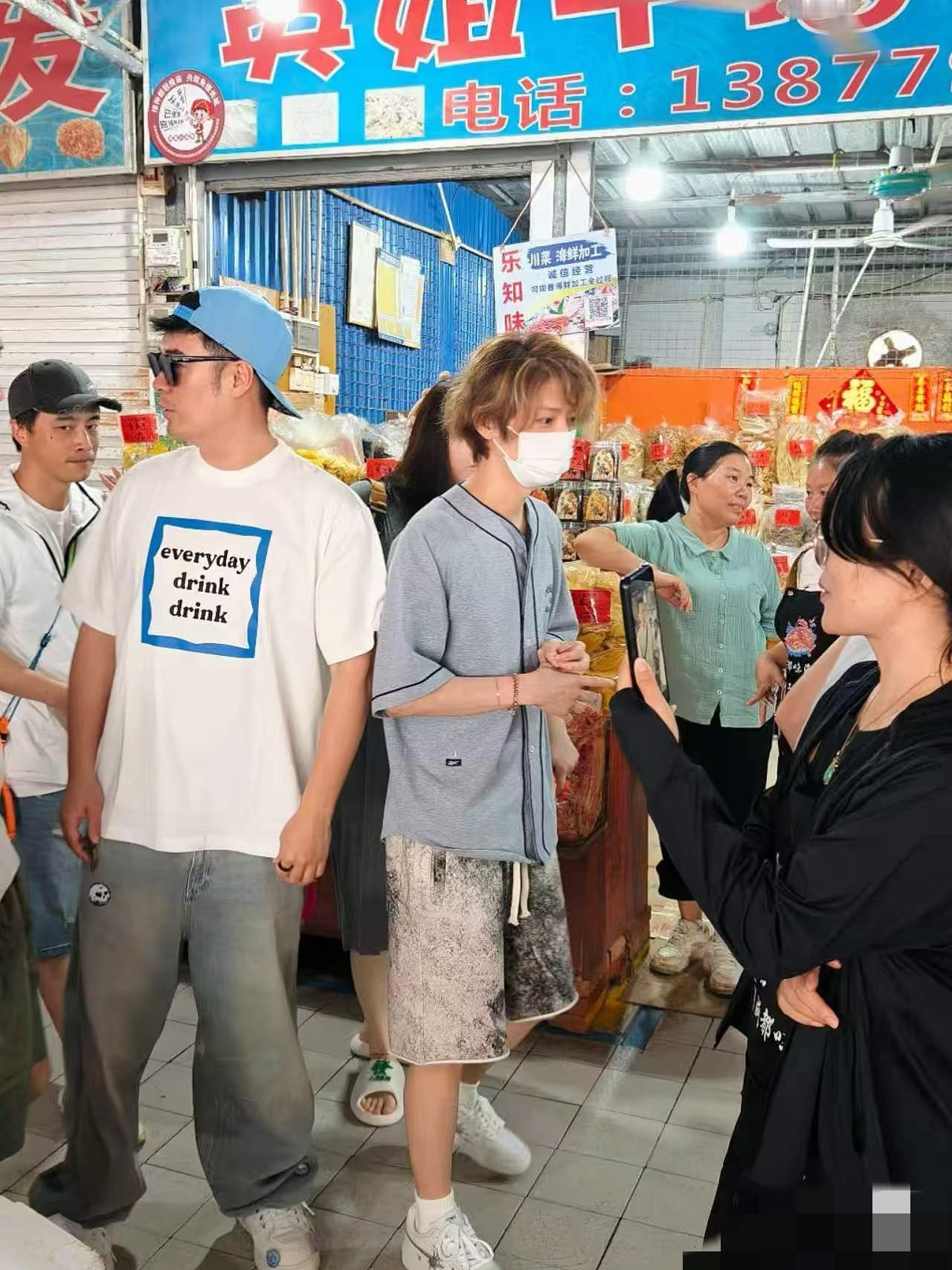 4月19日，陈赫与鹿晗来广西北海涠洲岛，二人身材反差太大了，鹿晗又瘦又矮身板好小