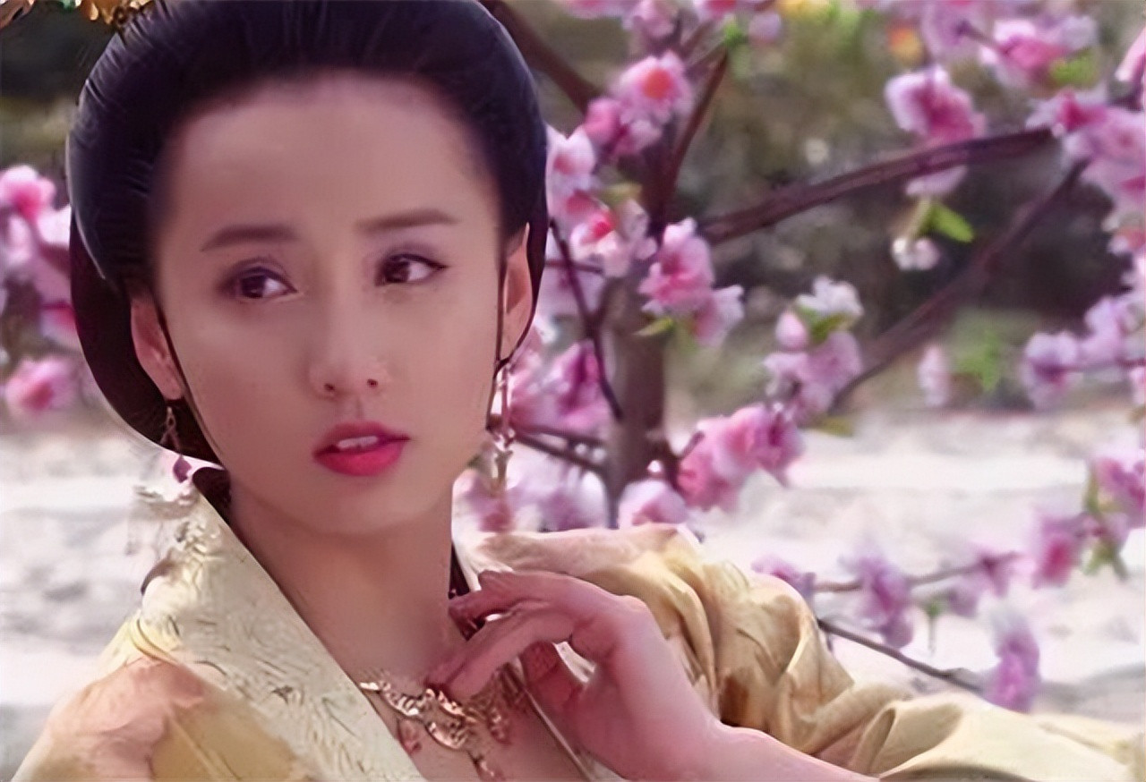 公元923年，皇后刘玉娘正准备午睡。忽然，一个衣衫褴褛的老头被侍卫带了进来，老头