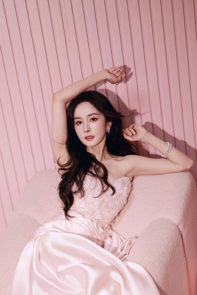 1、杨幂确定提名了白玉兰最佳女主角，还拿下了海外推广大使的title，她拿奖的概