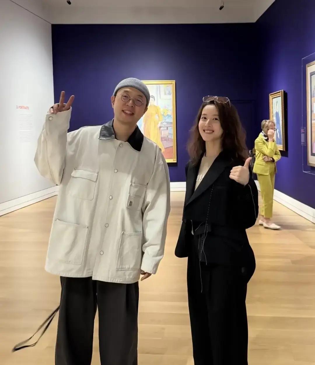 章泽天在洛杉矶那场晚宴直接坐到权志龙和李洙赫中间，照片一出我手机差点烫手。她