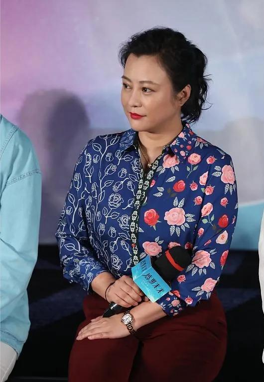郝蕾这一身，是把“丰腴的高级美”焊明白了吧！花衬衫+阔腿裤不是“撑变形”，