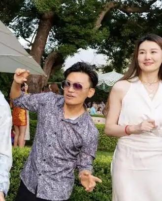 没想到看着瘦小的王宝强，开的车和谈的女友都这么大气。近日王宝强和女友冯清在青岛某