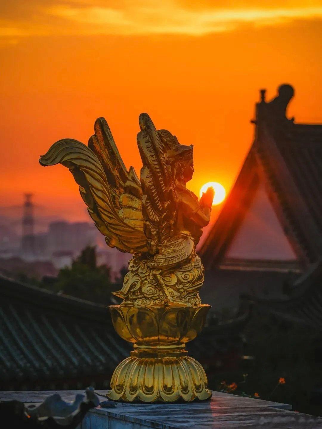 你念这位菩萨，方圆几十由旬里，都能随你得到善报念地藏王菩萨的力量转化灾难梦参老