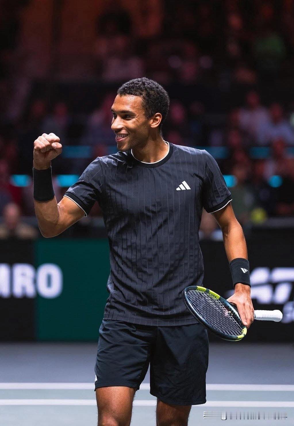 万万没想到阿里亚西姆竟然是现役男子球员中进入室内硬地决赛次数第四多的球员。?