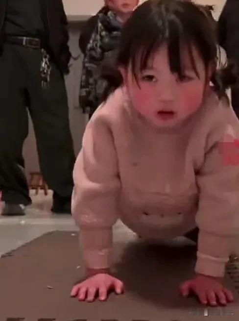5岁瑶一瑶挑战俯卧撑！妈妈一句话揭秘幕后，这绝对是“满级人类幼崽”如果要盘点