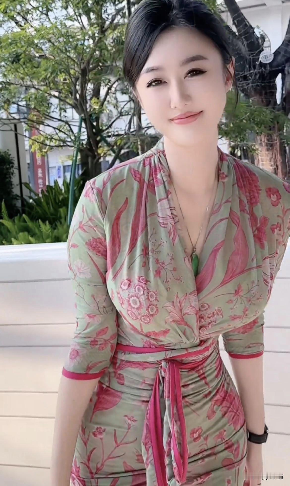 美图欣赏,看图写诗《都市雅韵》典雅衣袂立芳丛,都市风情意味浓。树影婆