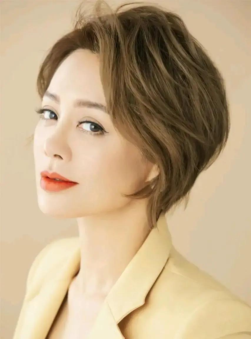 早年见过宁静的导演嫌她不够美。这话放现在听像个笑话。那会儿她二十二，憋着一股劲，