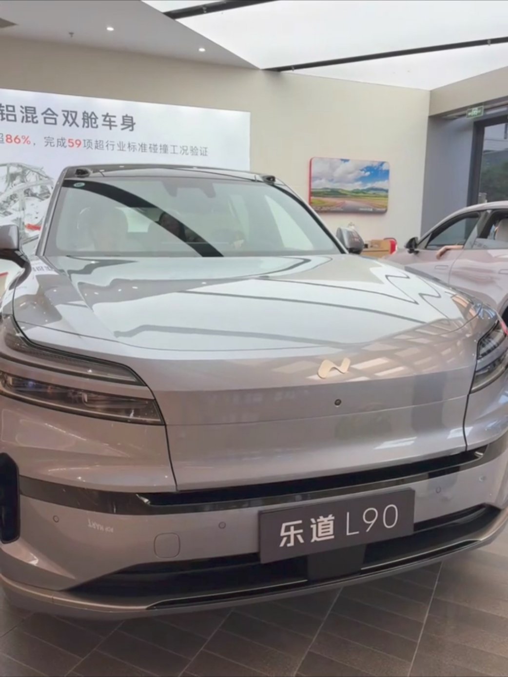 乐道L90比起L60，除了更大以外，后备箱还多了220V插座，这玩意我个人觉得非