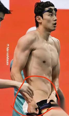 汪顺提泳裤上热搜！运动员动作该被放大镜看？赛场上下，运动员的每个细微动作