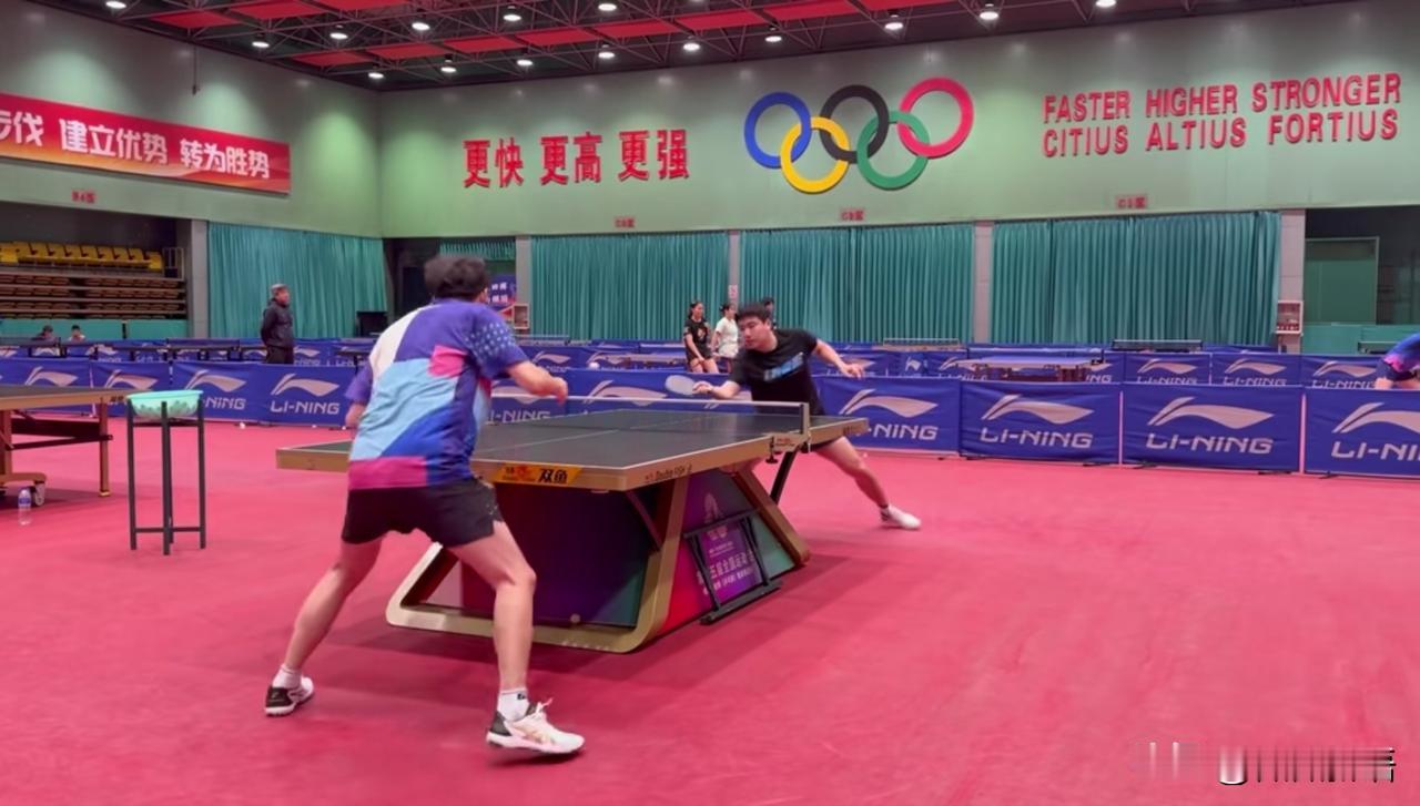 梁靖崑还帮周雨带小十一了。周雨媳妇儿带着十一也去了河北正定，周雨是训练基地的那