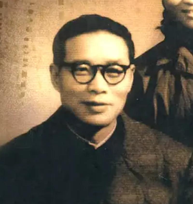1980年，沈醉到香港探亲。期间，他见到了改嫁的妻子粟燕萍，寒暄后，他对妻子的现