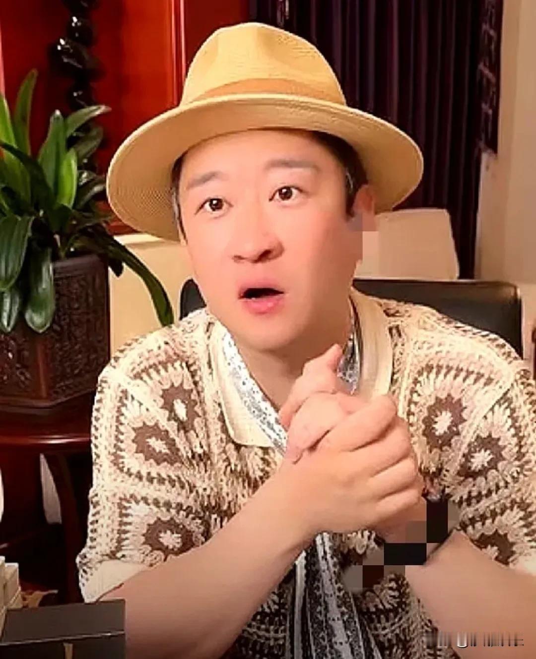 近日，足球评论员董路和相声演员曹云金走得很近，突然引发热议！并且董路做客听云轩