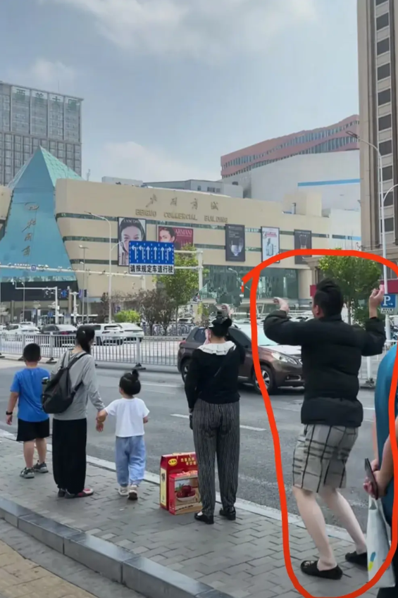 这莫非是大都市的通病？！   日前，石家庄中山路北国商场公交站，一男子上身穿羽