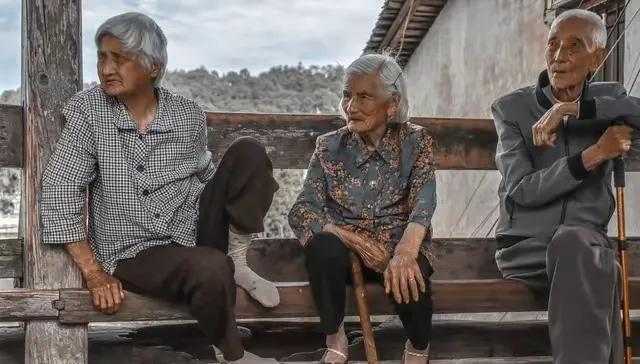 记得母亲走的那一年，查出病来很快人就不太行了，医生说估计只剩三四个月的时间了。