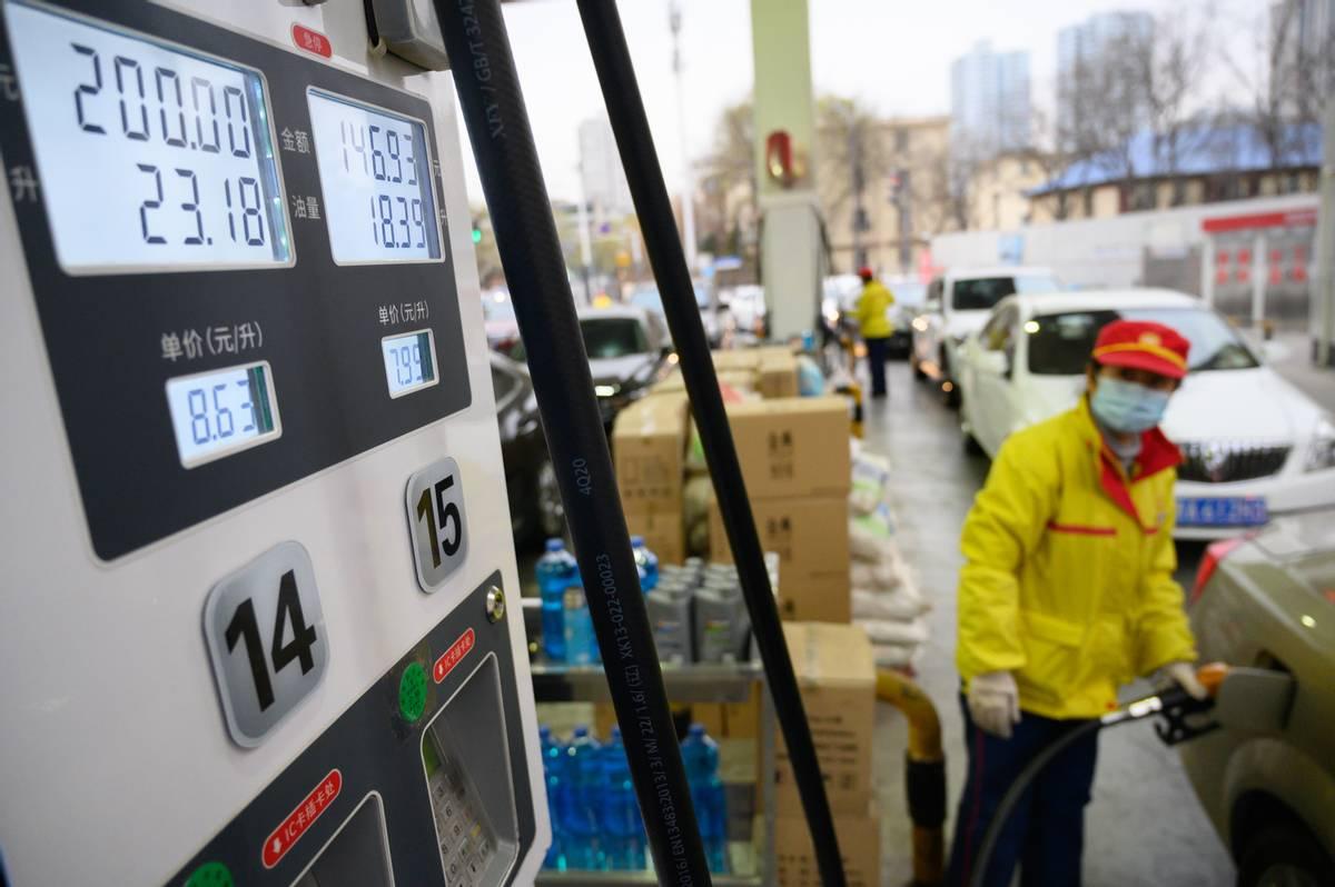 全球油价暴涨冲破百元，通胀压力陡增，G7紧急救市能否力挽狂澜？