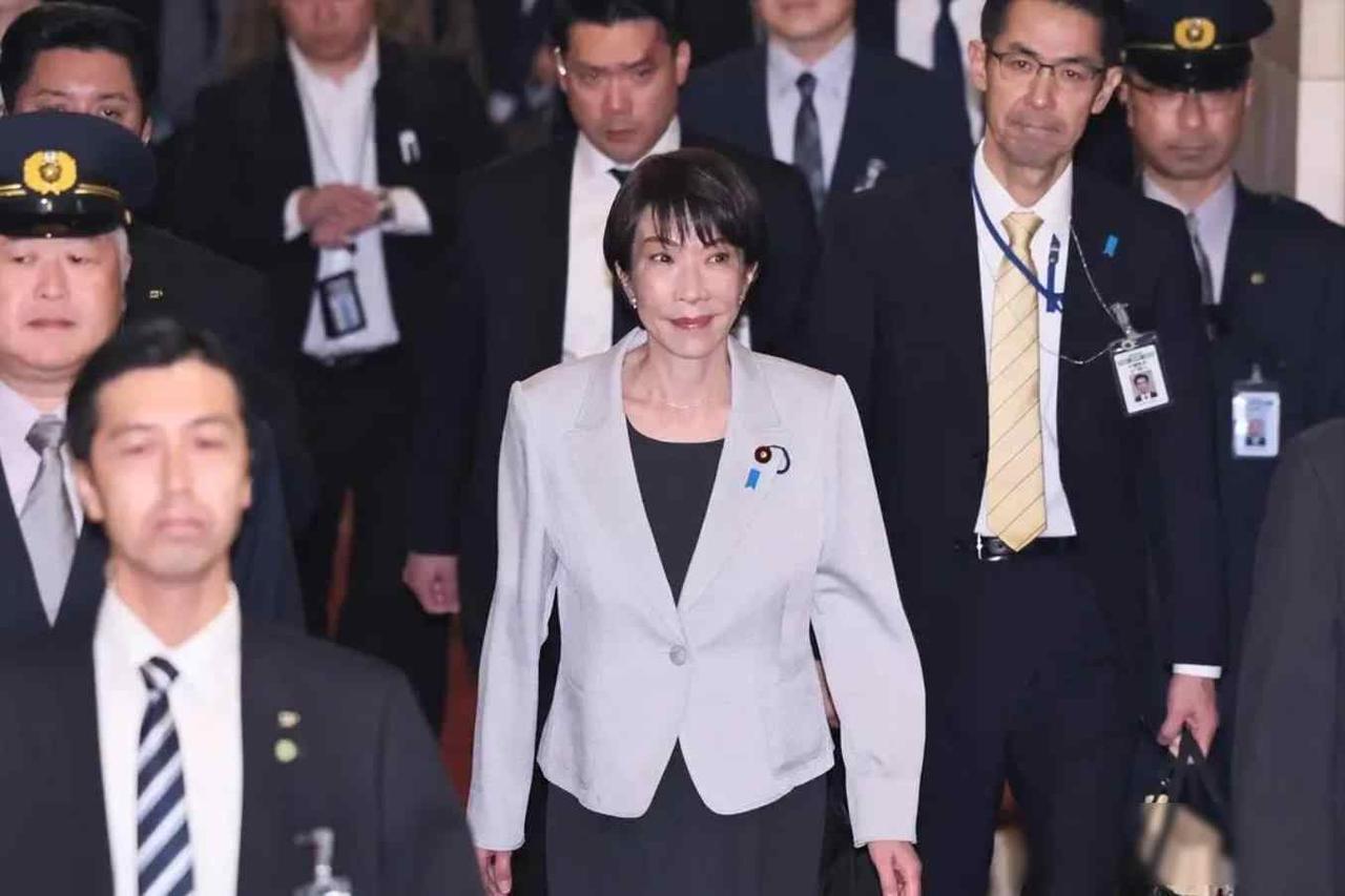 日本内阁刚解禁武器出口，转头就悄悄递信求谈生意，高市早苗这盘棋下得有点慌4月