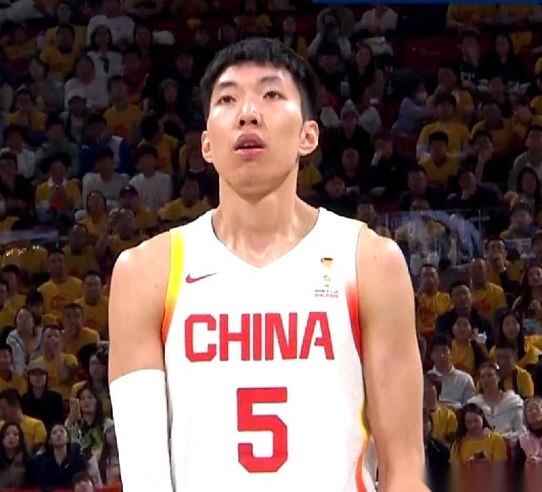咱就是说，看完这场球，我真有点恍惚。国家队首发后卫，高诗岩，打了快30分钟，拿