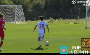 天津津门虎神秘试训的中国海外球员在热身赛中打偏一个单刀球。天津津门虎在西班牙拉