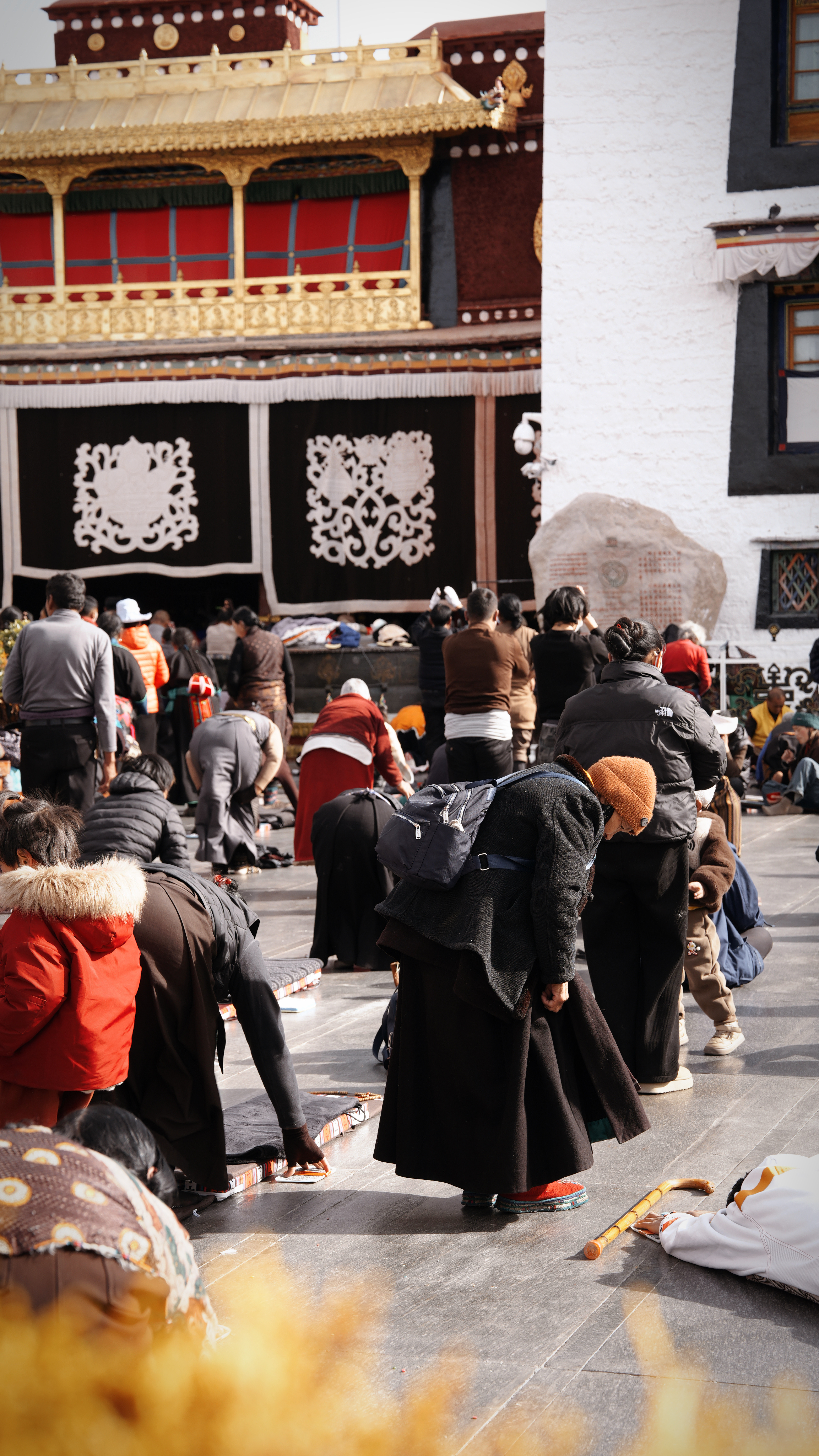 来西藏我只推荐冬季，你可以看到更多的藏族同胞朝圣，陆续从全国各地回来，超级热闹，