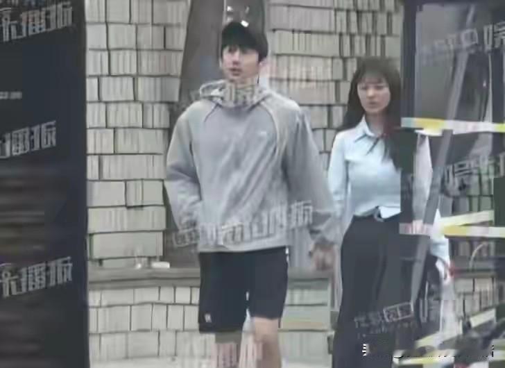 刘芮麟和妻子牵手逛街被偶遇。7月份刚刚生了小宝宝，两个月的时间，妻子身体恢复的