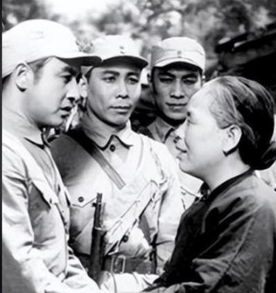 1988年农民朱海清在地里干农活，村长气喘吁吁跑来：“别干了，快回去，你家来了个