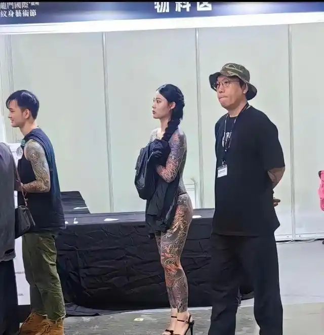 小姐姐太美了，就是这一身刺青，让人看了都害怕[捂脸哭][捂脸哭][捂脸哭]