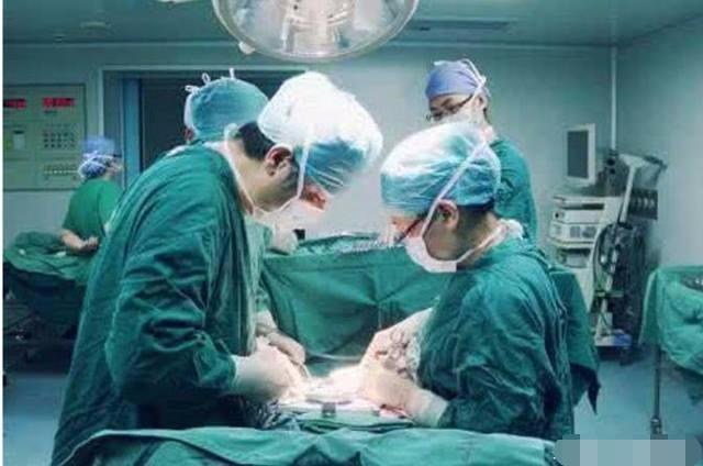 44岁大龄产妇生下男婴, 医生看到孩子的父亲第一眼, 直接懵了