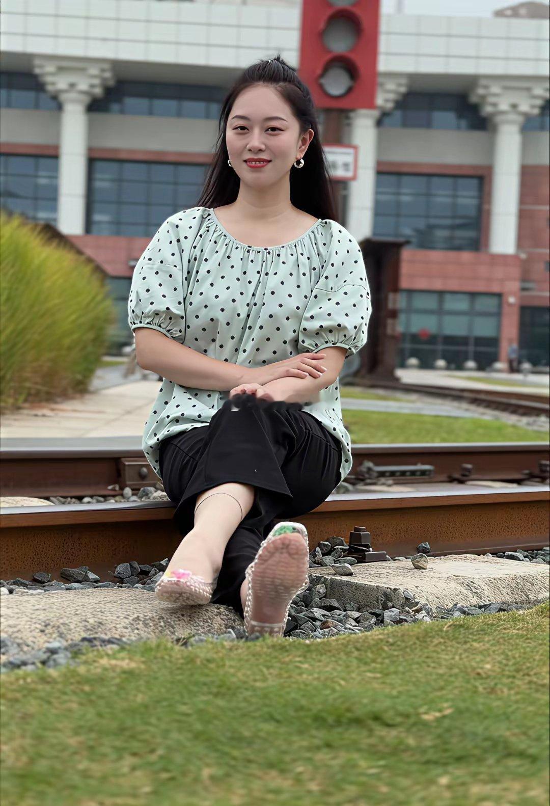 这是什么鞋子啊，鞋底这么透，都能看到脚丫子！​​​
