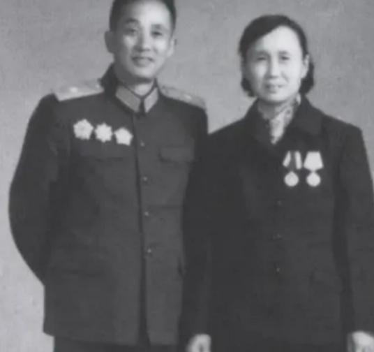 1947年，一名解放军师长，大腿根部受伤住院，这时，一19岁女护士来到他的病房，