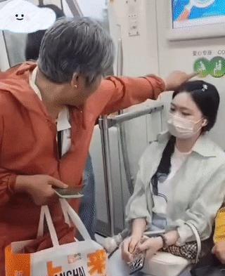真不明白，年轻人不给老人让座，怎么一车人都在指责老人？这段视频让我怒火中
