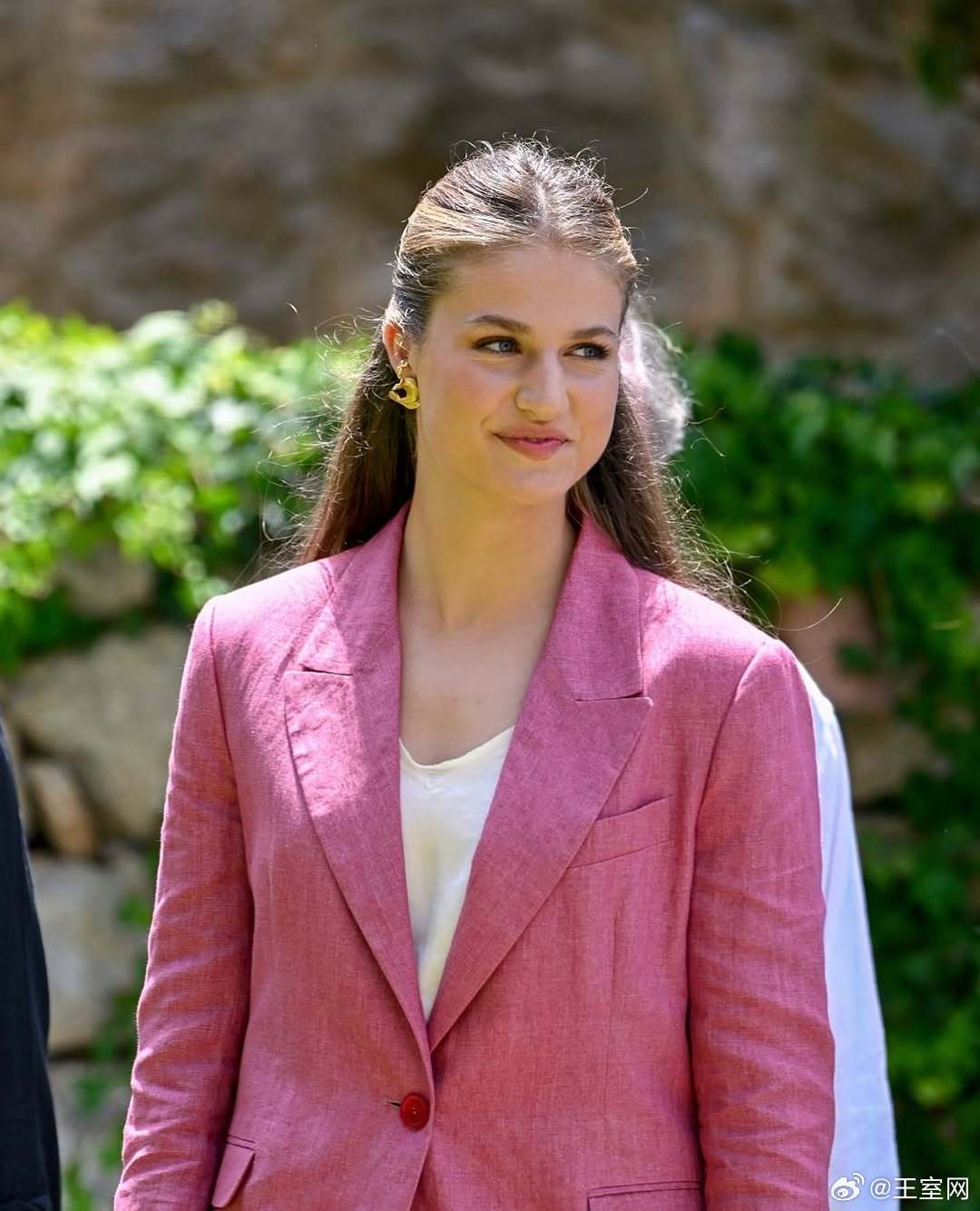 西班牙王室🇪🇸7月15日，阿斯图里亚斯公主莱昂诺尔和妹妹索菲亚公主参观西班