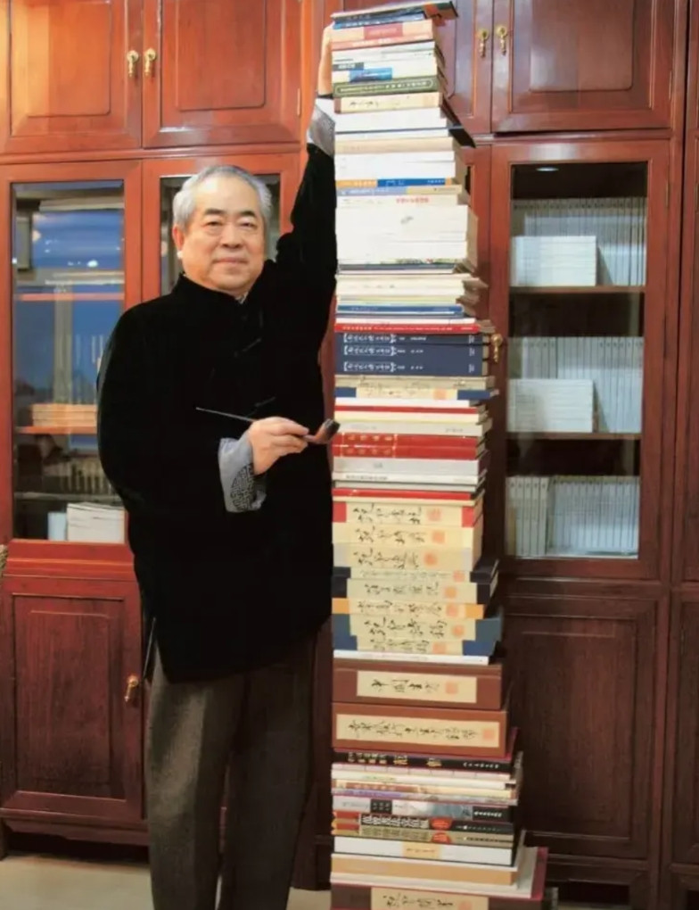 抛开人品不谈，范曾的书画作品算是当世顶流了，他应该是目前中国活着的最贵艺术家吧。