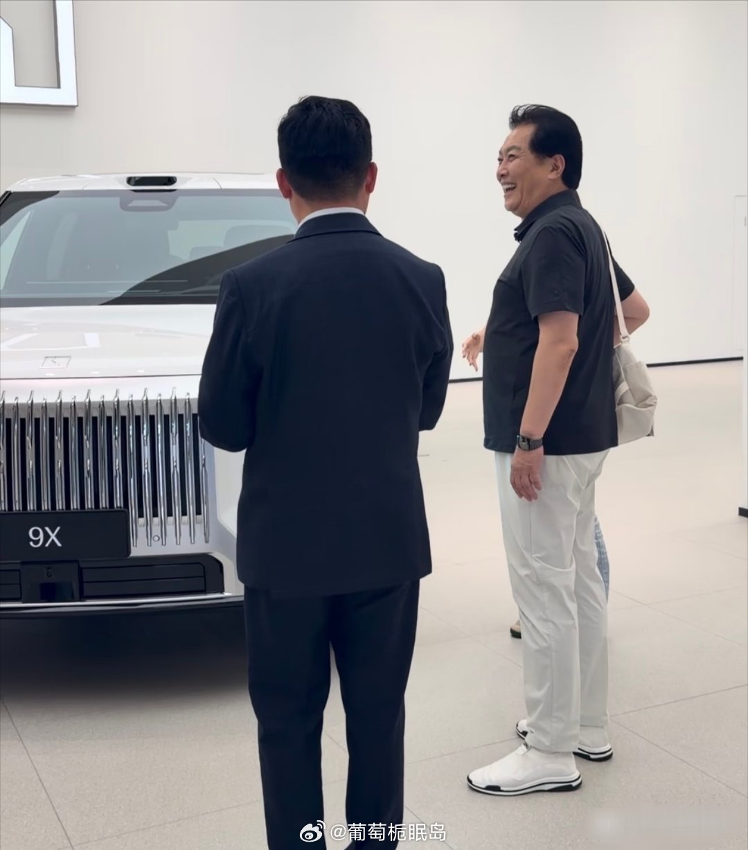 74岁唐国强现身北京一间4S店买豪车，他穿着一身休闲服，背着帆布包，一副退休老干