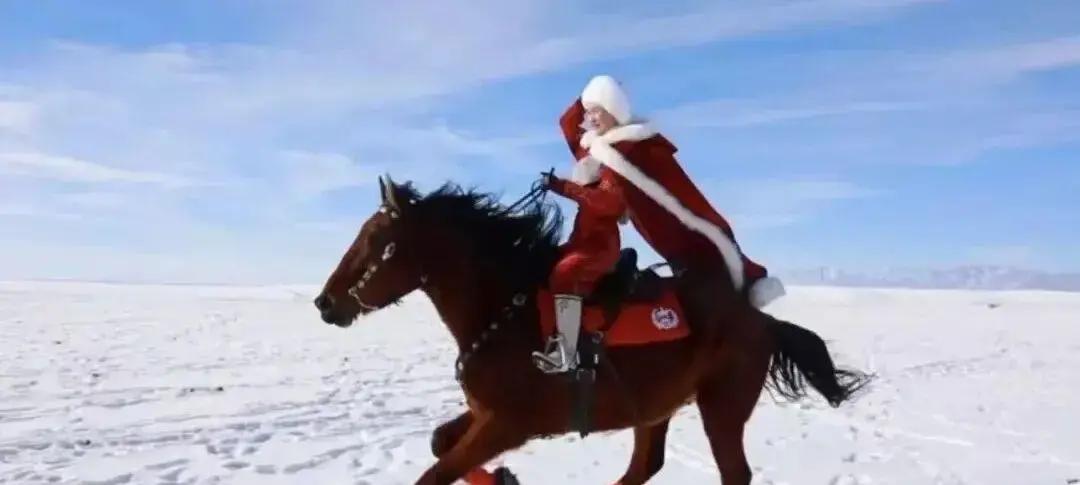 2020年冬天，新疆昭苏雪原零下二十多度，一位身穿红衣的女子骑马奔腾在茫茫白雪中