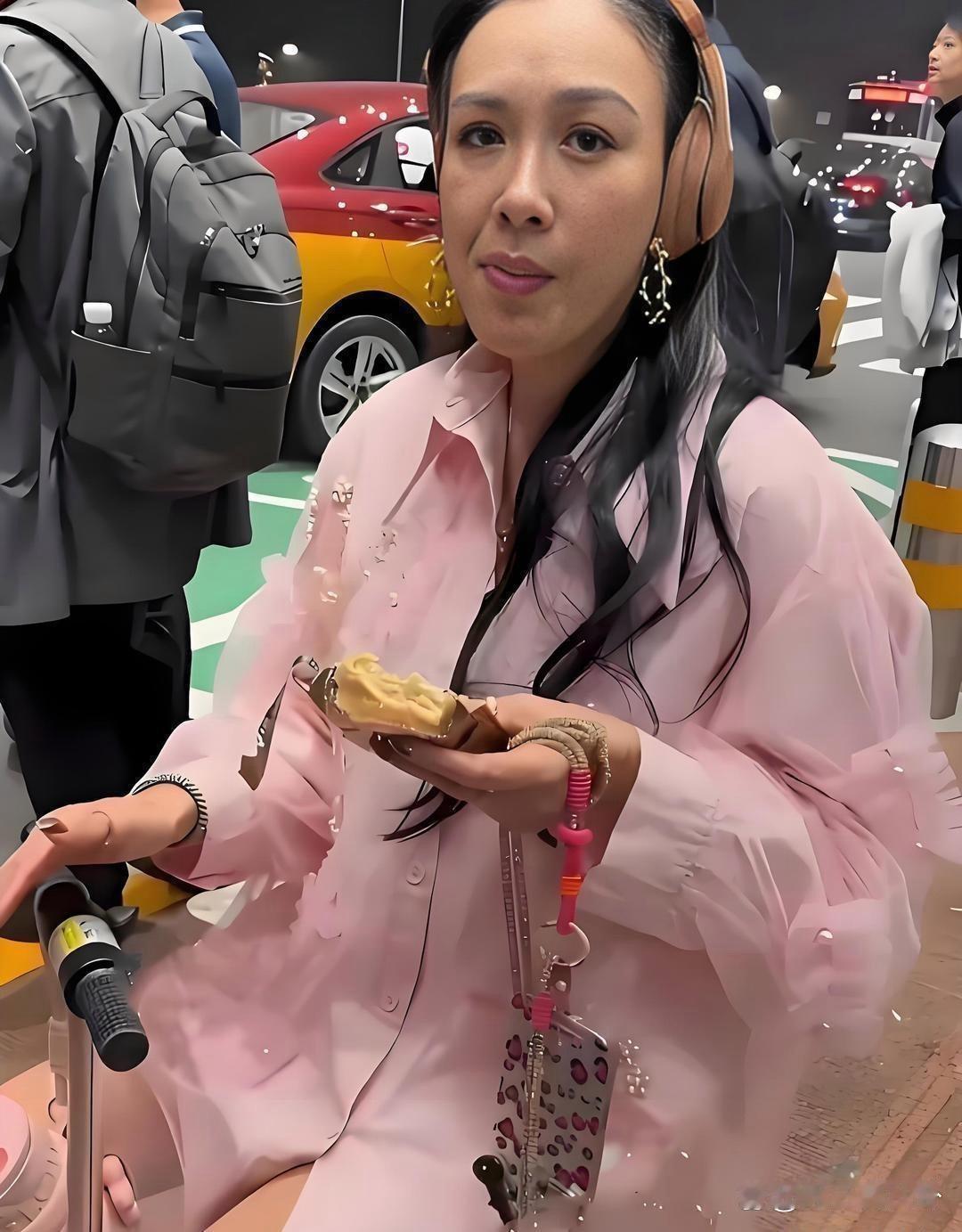 钟丽缇没开⁠滤镜的样﻿子⁠﻿，⁠﻿脸‏上的皱纹和肤色都⁠看‏‏得﻿清清‏楚楚，太