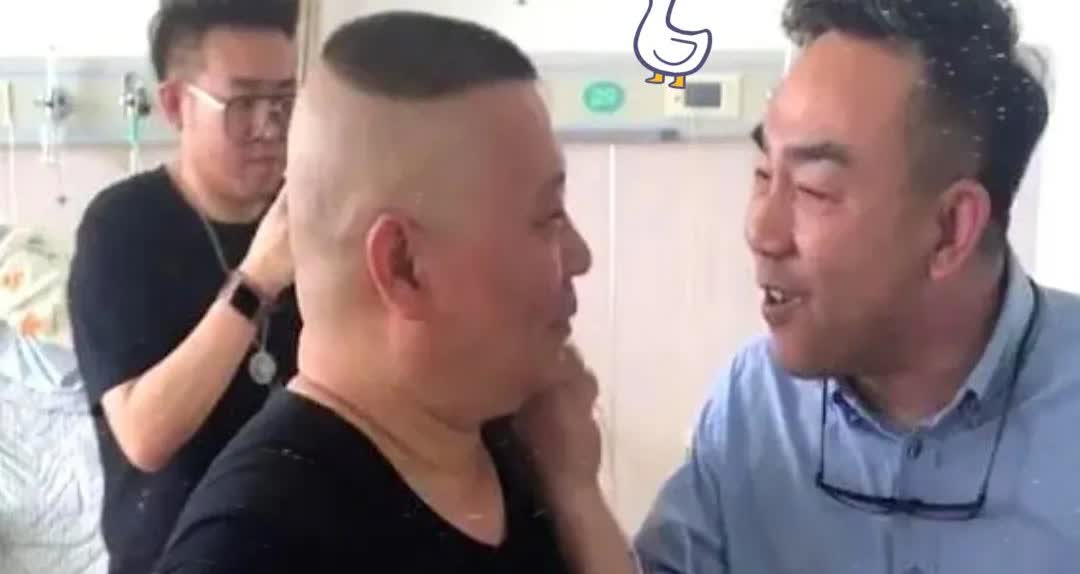 杨议这巴掌拍出相声界真规矩！郭德纲带徒弟探望病中杨少华，杨议突然伸手拍他脸啪啪响