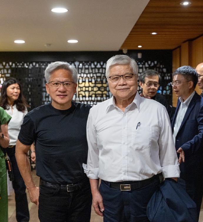 黄仁勋和高管团队一起用餐，工作人员朴实无华，穿着打扮都比较接地气。圆鼻头的黄仁