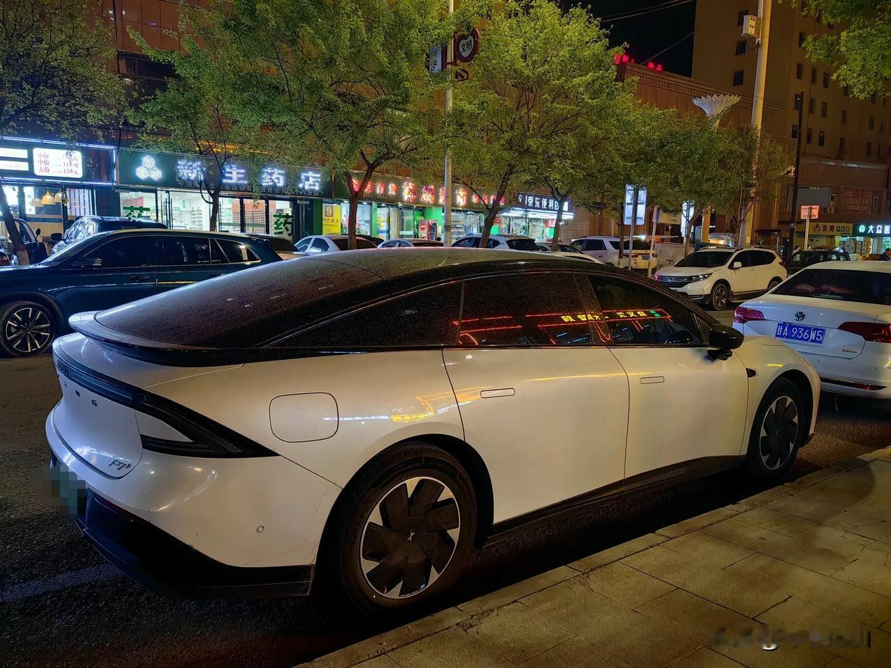 小鹏P7+这流线型真不错，外表放全世界也能打，就是不知道性能咋样！