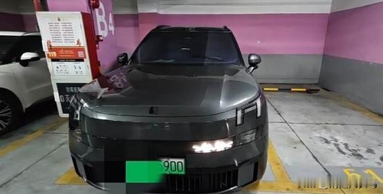 下班顺路去幼儿园接娃，天黑得早，校门口挤满了车。之前开旧车总怕孩子找不到位置，现