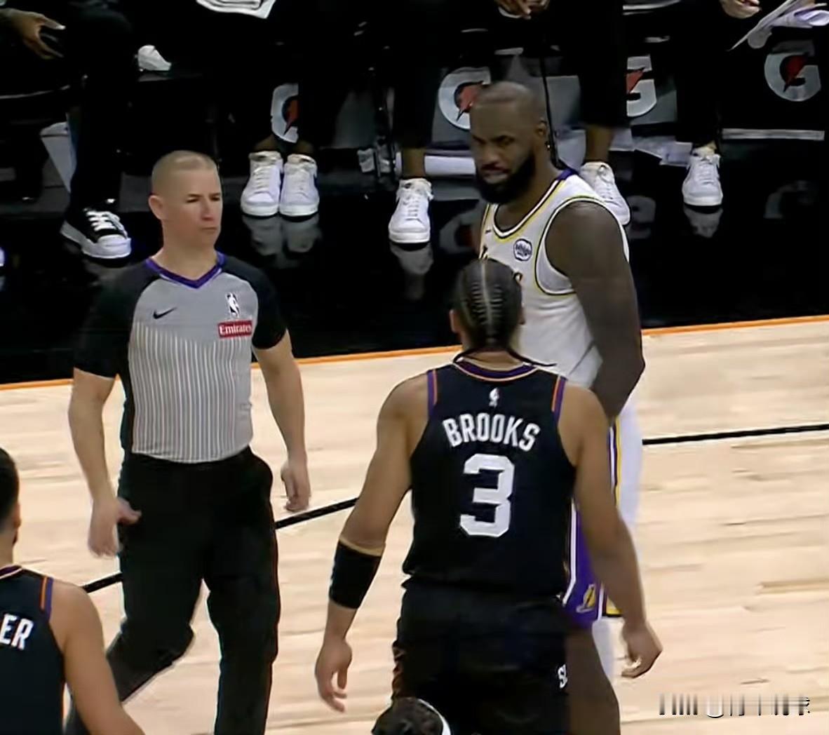 詹姆斯情绪失控了！第二节3分33秒，詹姆斯想要上前去给文森特挡拆掩护时被狄龙