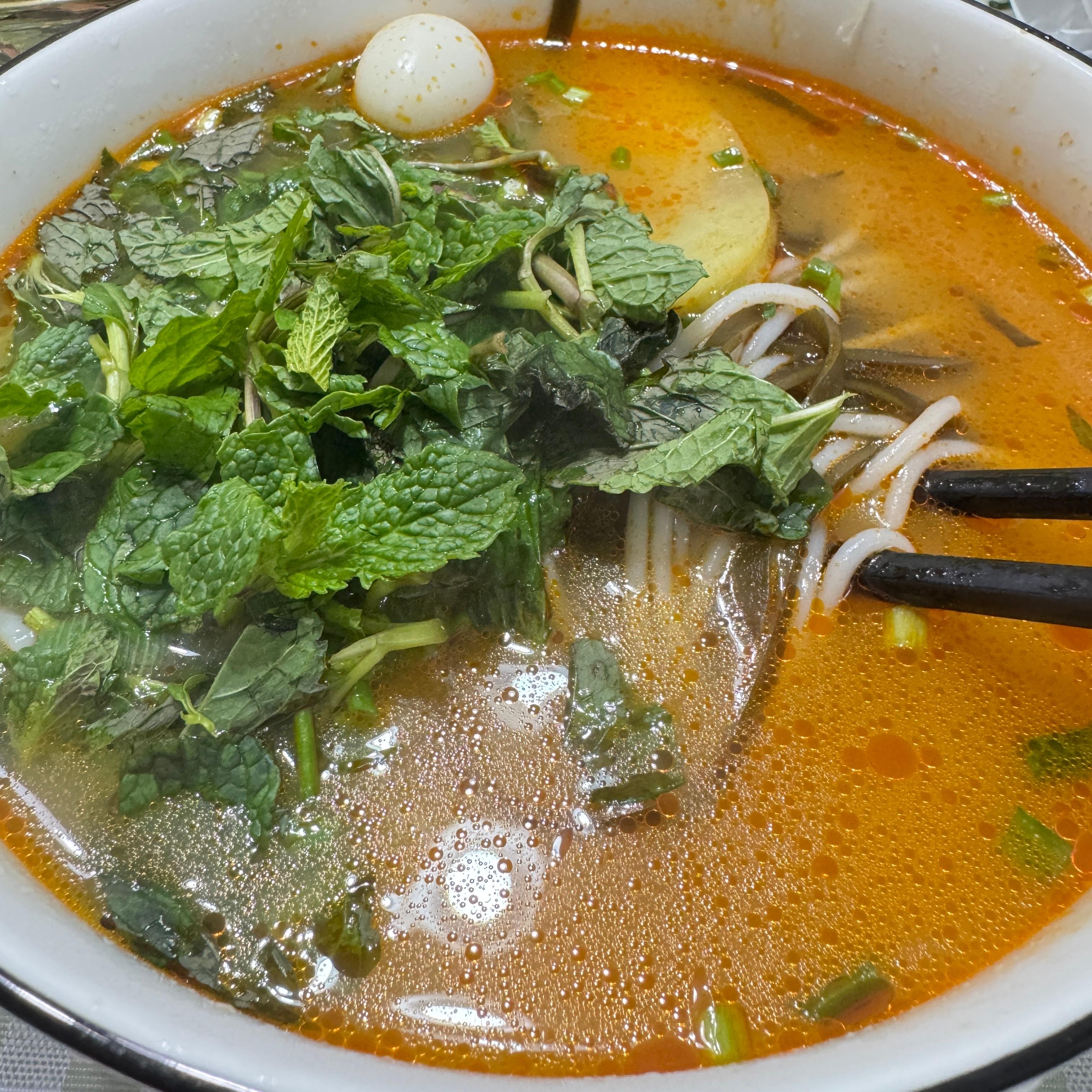 昨天忘记吃饭了爬起来煮了个米线