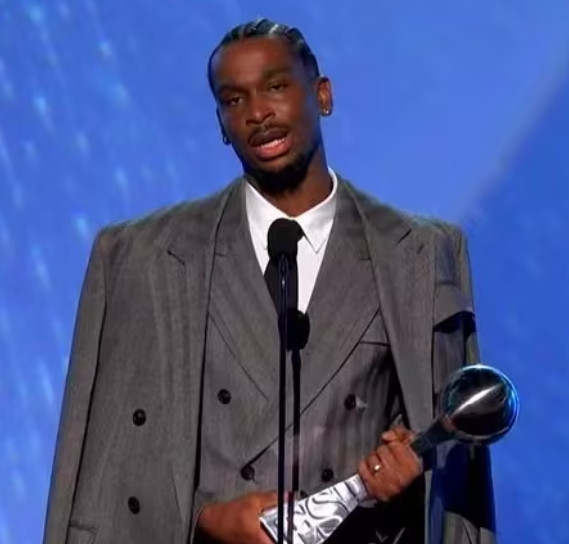 雷霆球星亚历山大当选ESPY奖项评选中的年度最佳NBA球员和年度最佳男运动员，他
