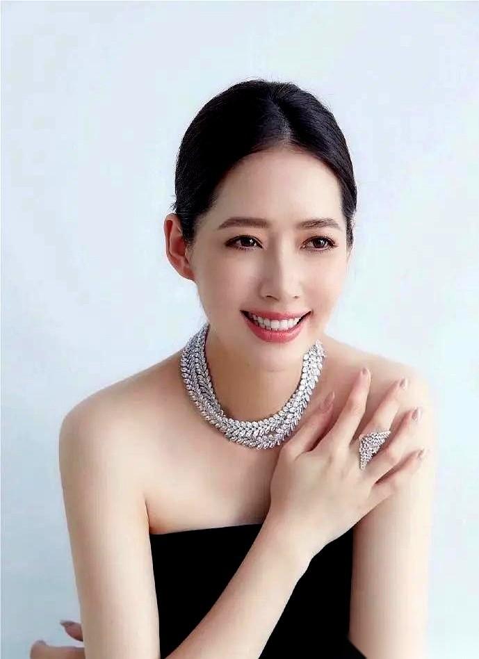 向华强当众撂过一句话，说向佐和郭碧婷的珠宝，以后全留给孙子孙女。大家听着，以为