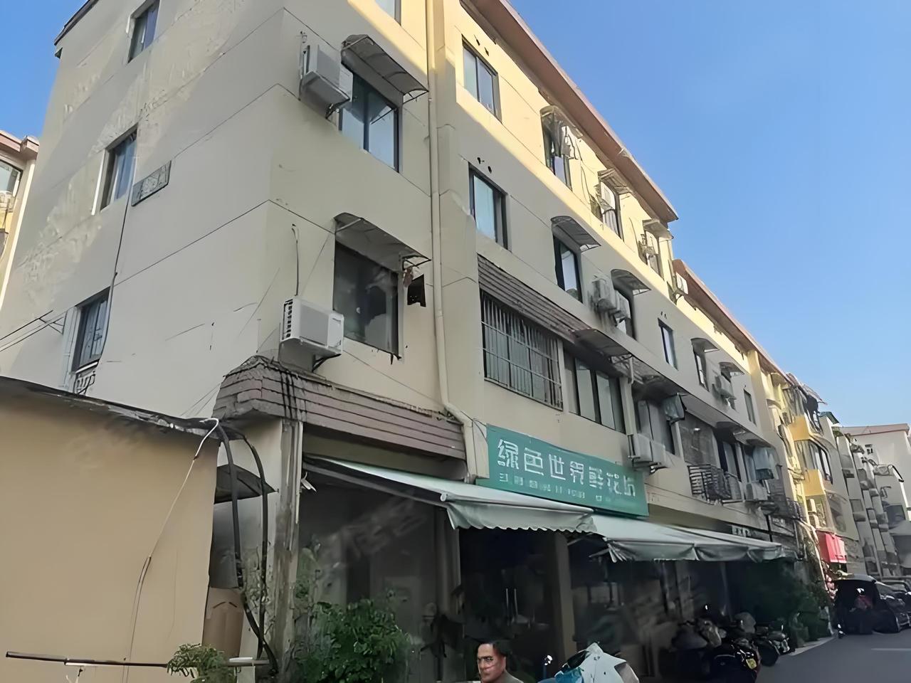 现在毁灭中产最快的方式就是房产贬值。如在临安，有多少中产是因为房子而返贫的吗？近