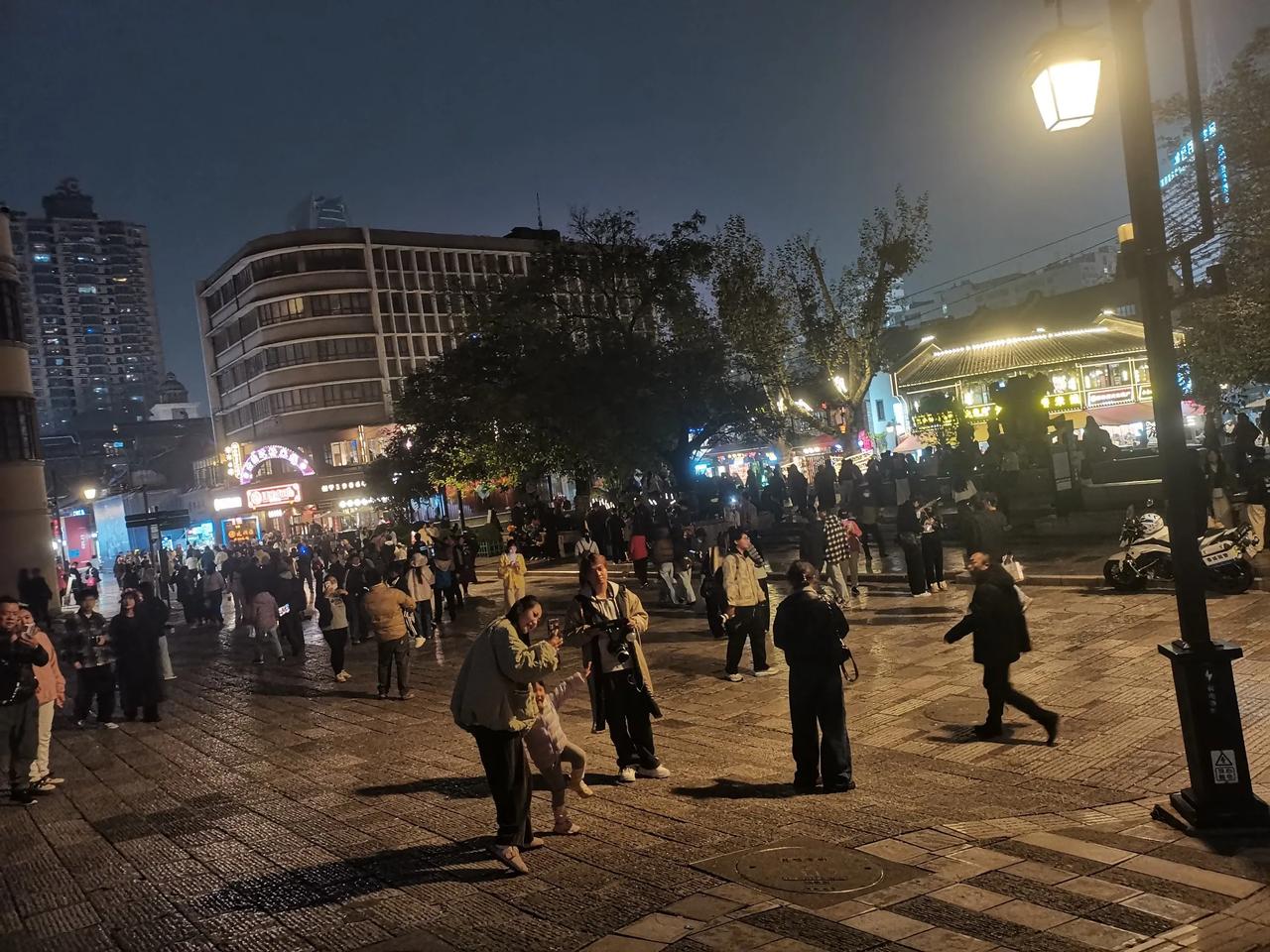 天冷了昆明老街人们也少了夜晚的昆明老街这几天的游客是越来越少了啊但是昆明