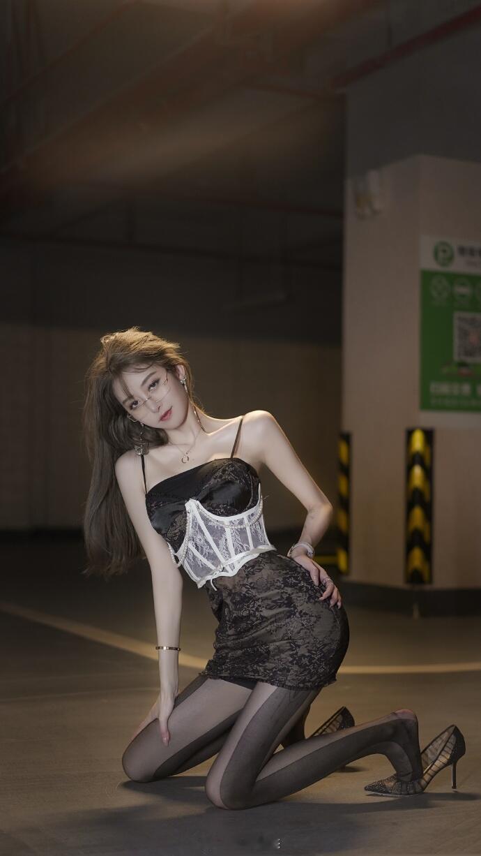 卓仕琳御姐风吊带裙地库大片