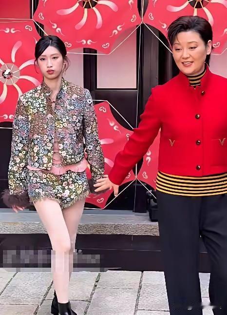 徐帆的尴尬提醒了人们，别人的孩子养不亲！​徐帆养女朵朵，在红毯上三