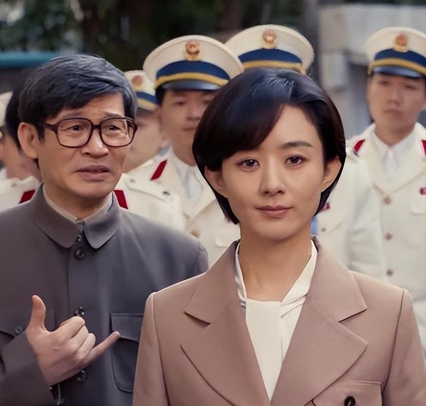 前四集。32次抿嘴。17次瞪眼。不是恶意剪辑，是逐帧统计。赵丽颖那张脸在特写